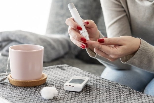 Persona caminando en el parque para mejorar su salud con diabetes